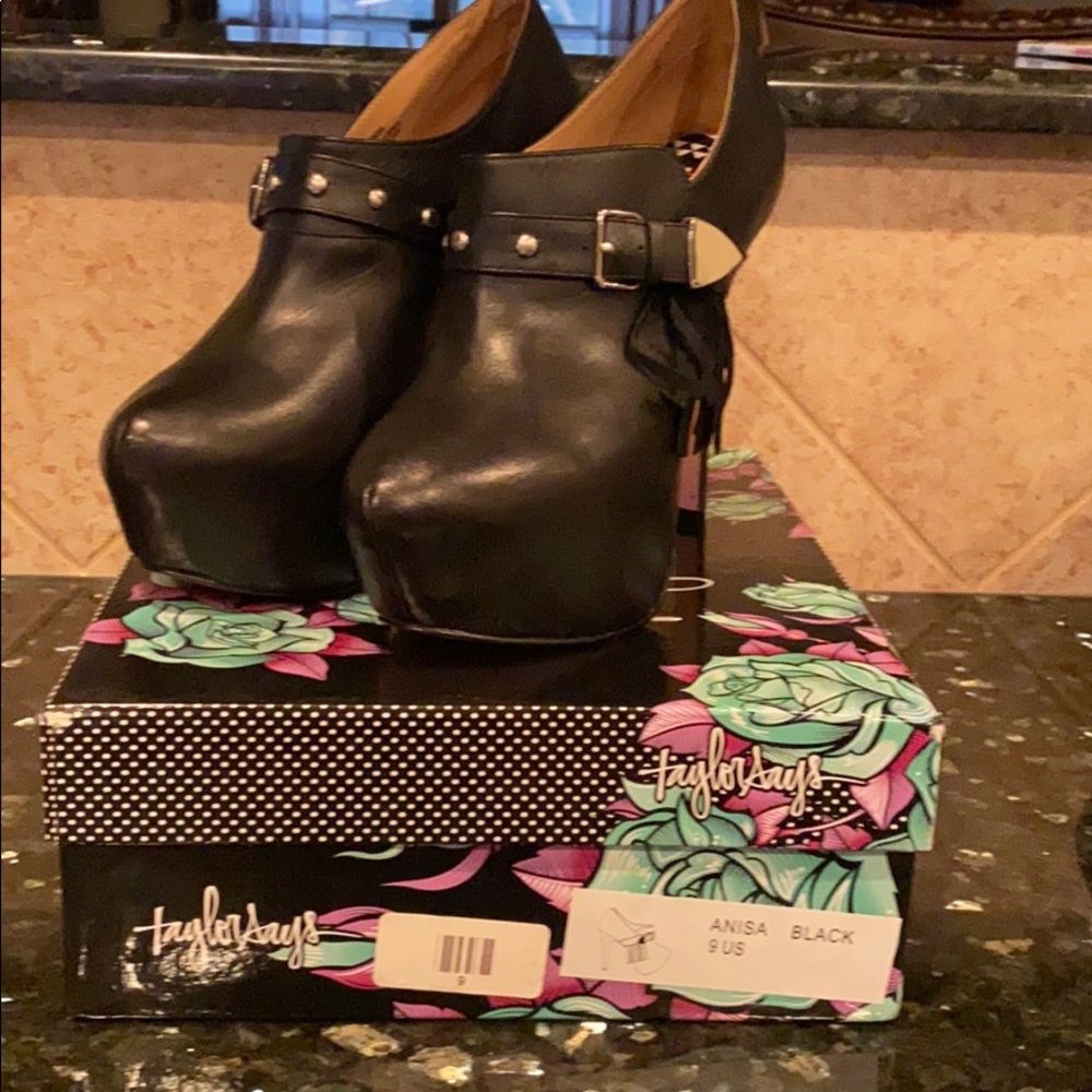 Taylor Says Anisa Black Hidden Platform Heels